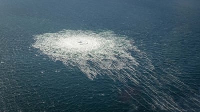 Bubblande gas på stort område i Östersjön, fotograferat från luften.