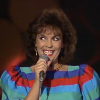 Paula Koivuniemi esiintyy 1983