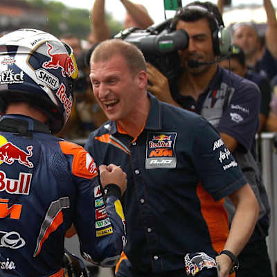 Sandro Cortese firar med stallchef Aki Ajo.