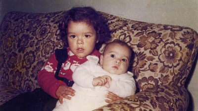 Amanda och Laura Hietala som barn.