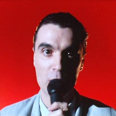 David Byrne lähikuvassa lavalla. Kuva konserttielokuvasta Stop Making Sense.