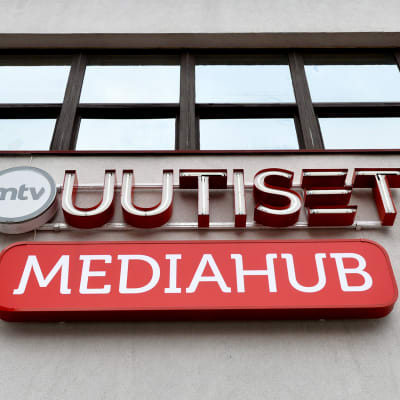 MTV Uutiset ja Mediahub-logot Helsingissä