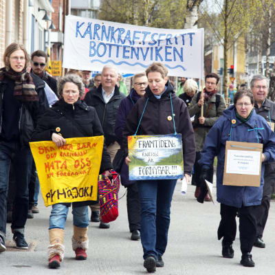 Demonstration mot kärnkraften i Umeå centrum