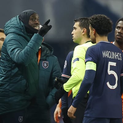 Demba Ba skäller ut domaren.
