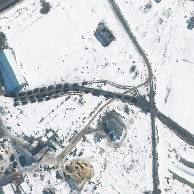 Venäläistä tykistöä satelliittikuvassa.