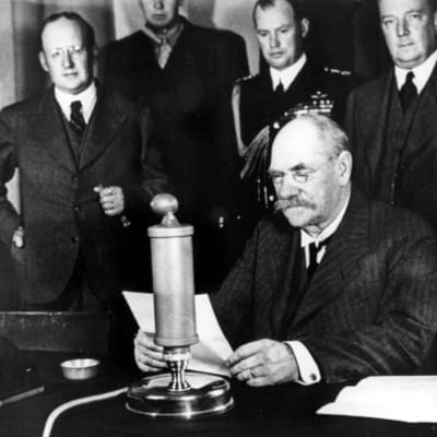 Presidentti Svinhufvud pitää radiopuheen (1936).