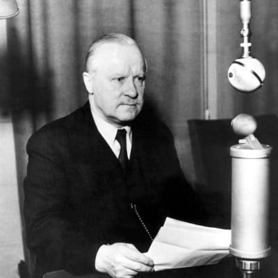 Ulkoministeri Väinö Tanner puhuu radiossa 13.3.1940, puheessa välitettiin tieto rauhasta.