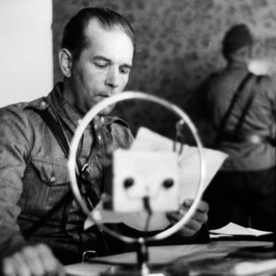 Kirjailija Yrjö Jylhä esiintyy Aunuksen radion avajaislähetyksessä 1.9.1941.