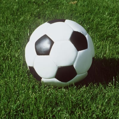En fotboll på gräsplan.