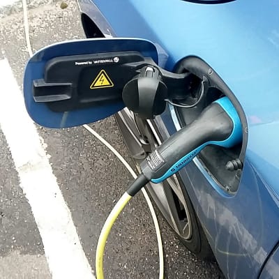 Hybridbil laddar elektricitet