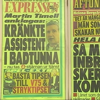 Kvällstidnings löpsedlar där det bland annat står: "Martin Timell anklagas: kränkte assistent i badtunna".