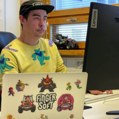 Fingersoftin marketing director Sami Saari tekee töitä tietokoneellaan