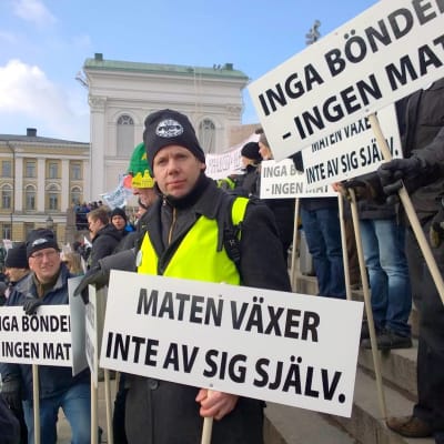 Fredrik Grannas, ÖSPs ombudsman på Senatstorget i Helsingfors.