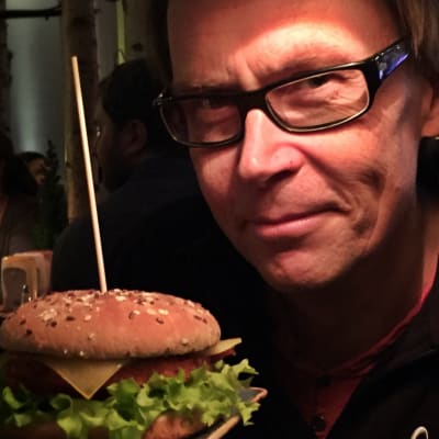 Kaj Arnö håller fram en vegetarisk hamburgare.