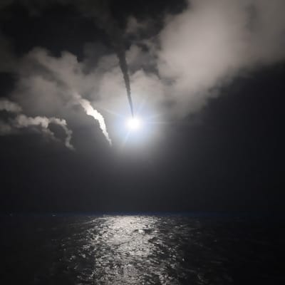 USA:s marin utför missilattacker mot Syrien från Medelhavet den sjunde april 2017.