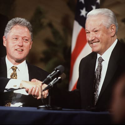 Bill Clinton och Boris Jeltsin skakar hand, 1997