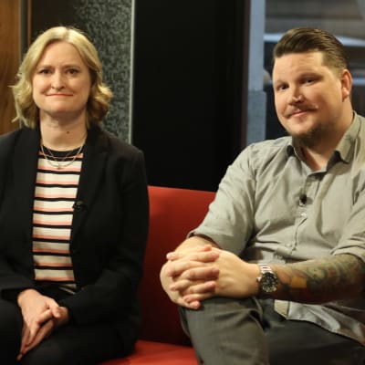 Catharina Candolin och Benjamin Särkkä sitter i Efter Nios röda soffa.