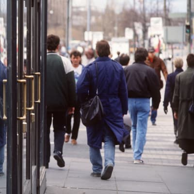 Ihmisiä kadulla vuonna 1992.