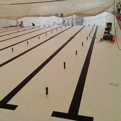 50-metersbassängen är målad i vitt med svarta linjer under renoveringen våren 2017.