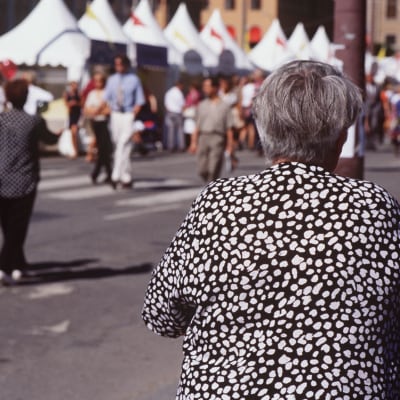 En äldre dam på gatan