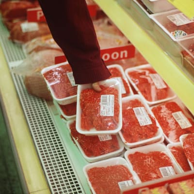 Ekologiskt griskött är en sällsynt vara i butikshyllan. Men också när det finns väljer många konsumenter att köpa det vanliga köttet, på grund av ekoköttets höga priser. Bild: YLE/Arja Lento