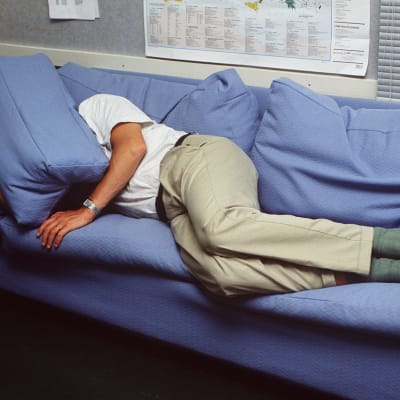 Narkolepsi gör att man drabbas av en oemotståndlig trötthet när som helst under dagens lopp. Bild: Yle/Pekka Sipilä