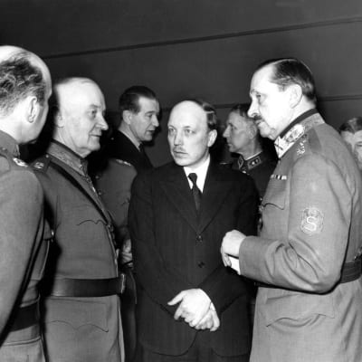 Generalerna A. E. Heinrichs och Rudolf Walden med Risto Ryti och marskalk Mannerheim 1940.
