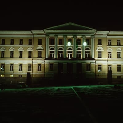 Helsingfors universitets huvudbyggnad upplyst på kvällen