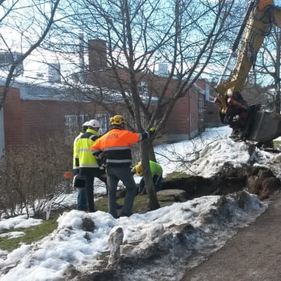 Hajonneen kaukolämpöputken vuotokohtaa etsittiin Kotkan Rauhalan koululla.