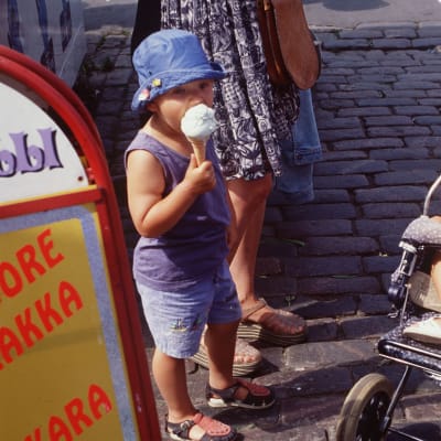 Lapset jäätelökojulla vuonna 1997.