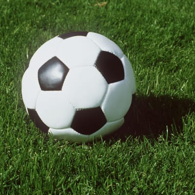 En fotboll på gräsplan.