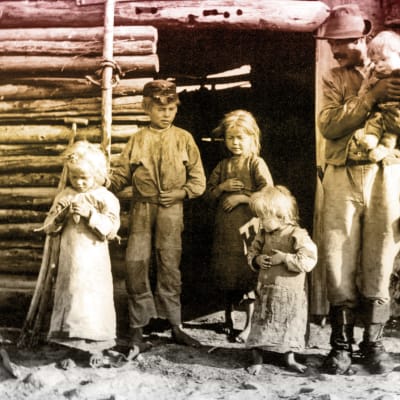 Kun Suomesta tuli Suomi -sarjan pääkuva Luukkosen perheestä Taivalkoskella, joka joutui kesällä 1917 turvautumaan pettuleivän syöntiin. Kuva: Samuli Paulaharju / Museovirasto