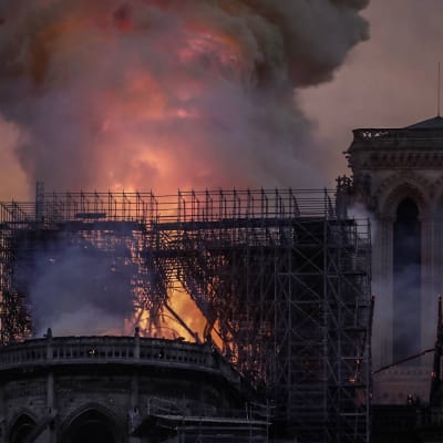 Liekit roihuavat Notre Damen katedraalin katolla.