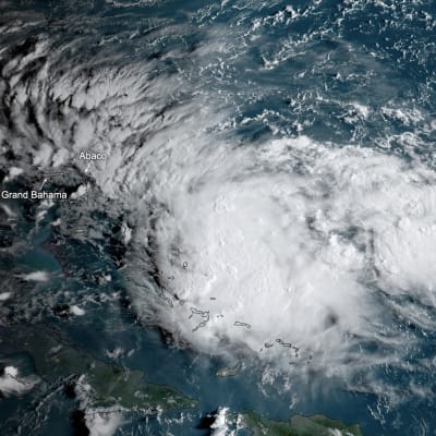 Trooppinen matalapaine lähestyi Bahamasaaria perjantaina. Se on vahvistunut matkallaan trooppiseksi myrskyksi ja sen odotetaan voimistuvan hurrikaaniksi sunnuntaina.