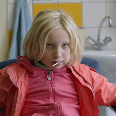 Helena Zengel näyttelee 9-vuotiasta Benniä, jolle byrokraattinen järjestelmä ei löydä oikeaa paikkaa. 