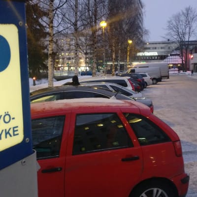 Pysäköintiautomaatti Oulun keskustassa talvimaisemassa.