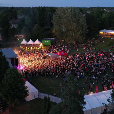 Tusentals människor på den första Raseborgsfestivalen i juni 2019.