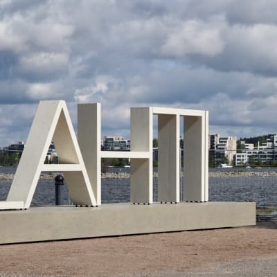 Lahti-kirjaimet Vesijärven edustalla.