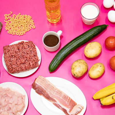 Matprodukter mot en pink bakgrund, bland annat tomater, gurka, ost, ägg, mjölk. 