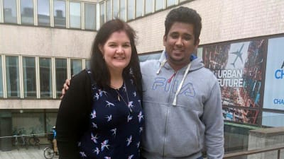 Brittiska Sara Haapanen och indiska Suveida Vignesh Maran studerar vid Helsingfors Universitet. Fotade utanför Porthania.