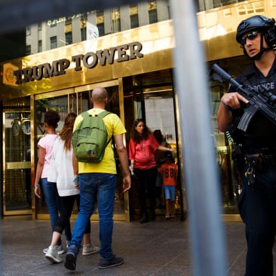 Aseistettu poliisi vartioi Trump Tower -rakennuksen edessä.
