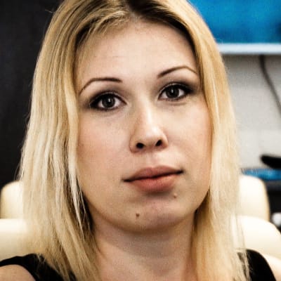 Sijaissynnyttäjä Alena katsoo kameraan
