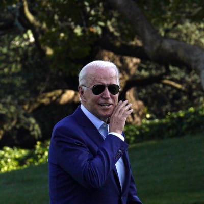 Joe Biden med solgalsögon.