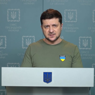Ukrainan presidentti Volodymyr Zelenskyi pitää puhetta.