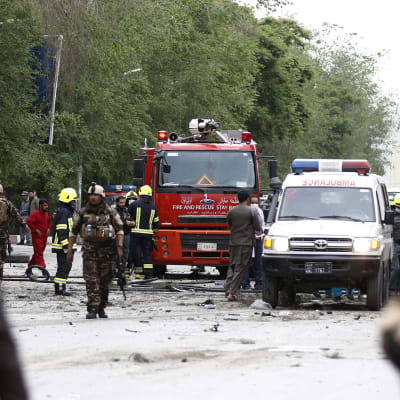 Pelastushenkilökuntaa pommi-iskun paikalla Kabulissa keskiviikkona.