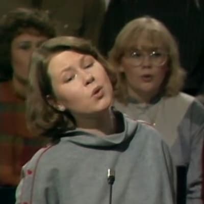 Päivi Hilska ja Kuusankosken kirkon nuorisokuoro esiintyy 1984