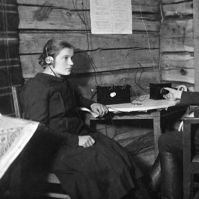 Hanna ja Oskari Kauhanen kuuntelevat radiota Kiuruvedellä 1920-luvulla. 