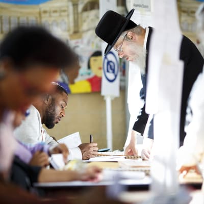 Vaalityöntekijät auttoivat äänestäjiä äänestyspaikalla Brooklynissa, New Yorkissa 8. maraskuuta.
