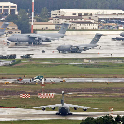 Yhdysvaltain ilmavoimien kuljetuskoneita Rammstainin lentotukikohdassa.