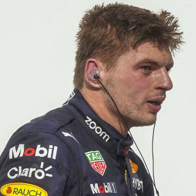 Max Verstappen och Sergio Perez snackar med varandra i depån.